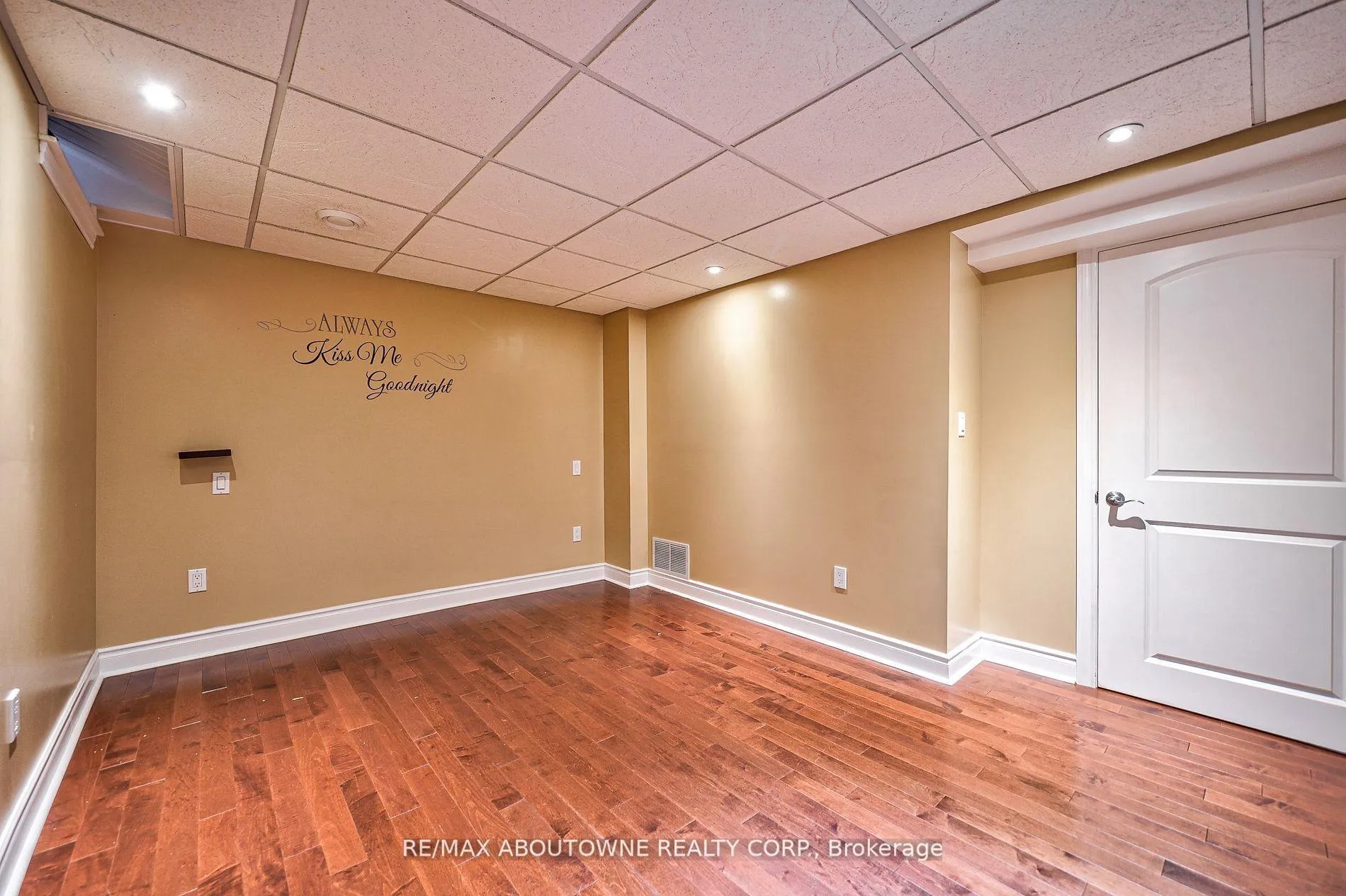 Photo 7 of 104 Cabinet Crescent, Vaughan, West Woodbridge — HOMEH