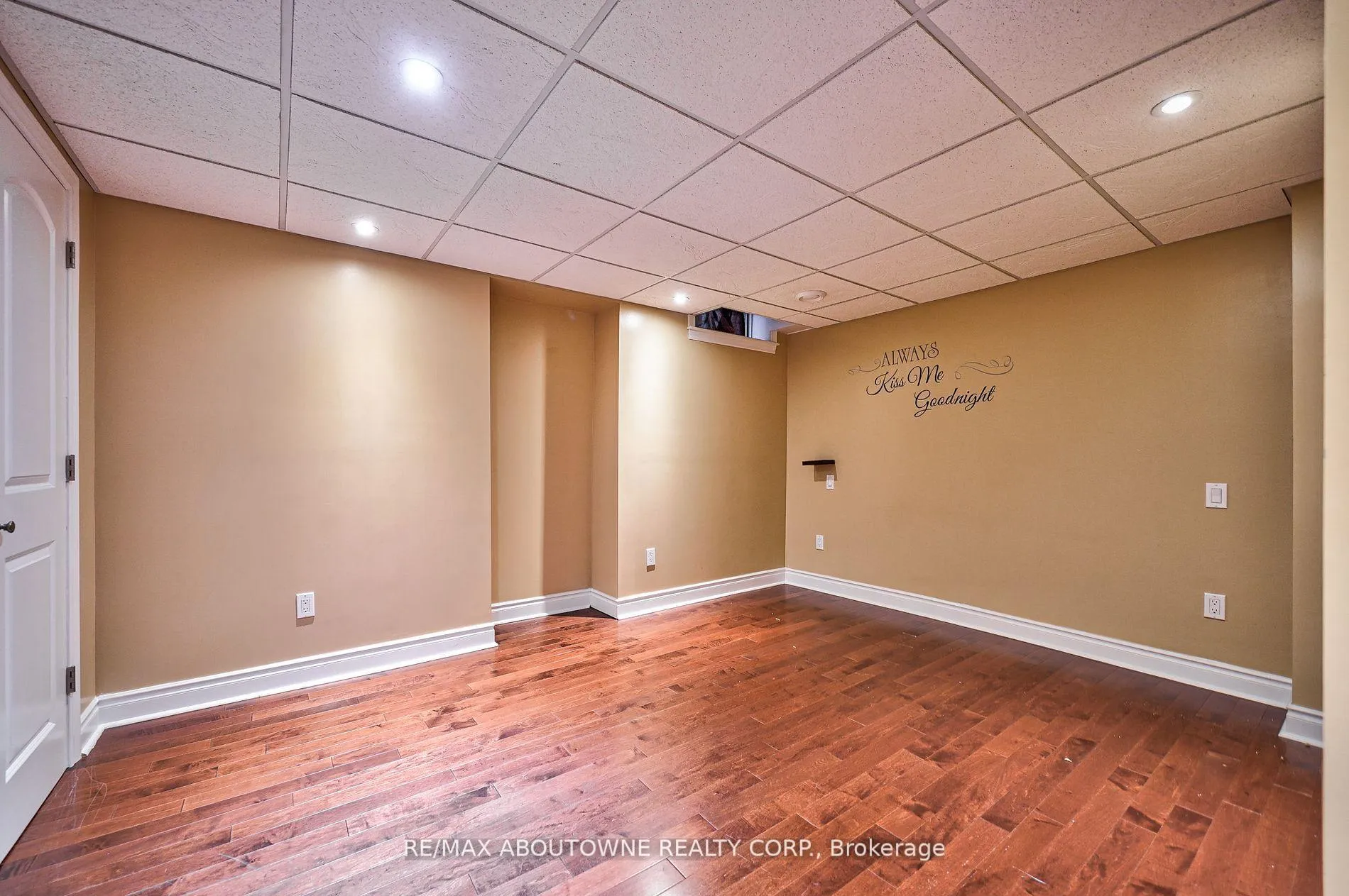 Photo 8 of 104 Cabinet Crescent, Vaughan, West Woodbridge — HOMEH