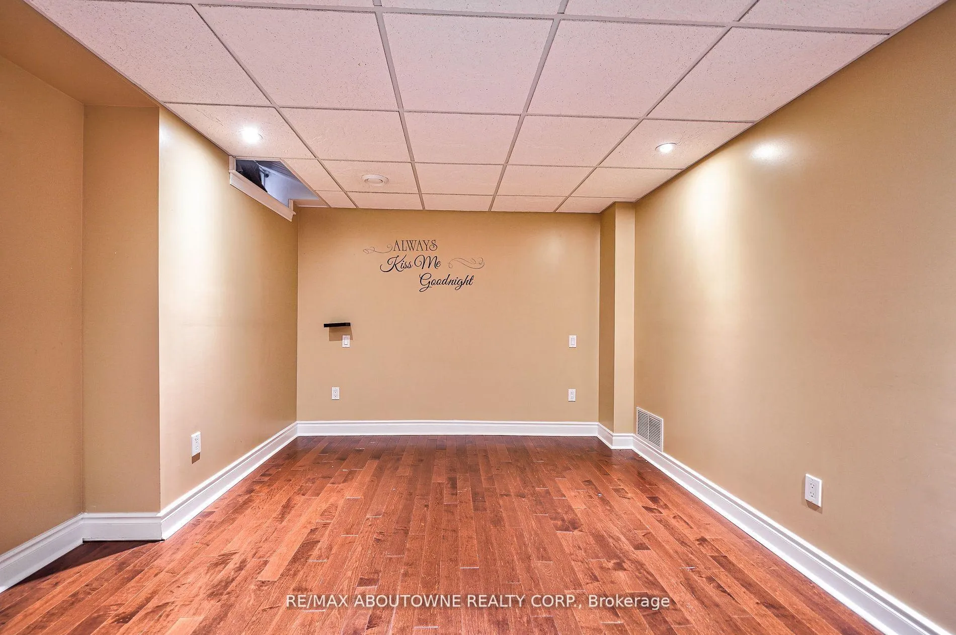Photo 9 of 104 Cabinet Crescent, Vaughan, West Woodbridge — HOMEH