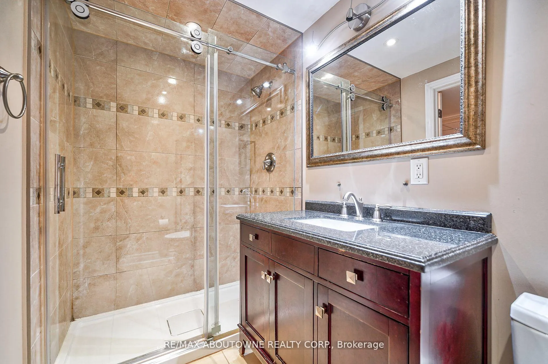 Photo 13 of 104 Cabinet Crescent, Vaughan, West Woodbridge — HOMEH