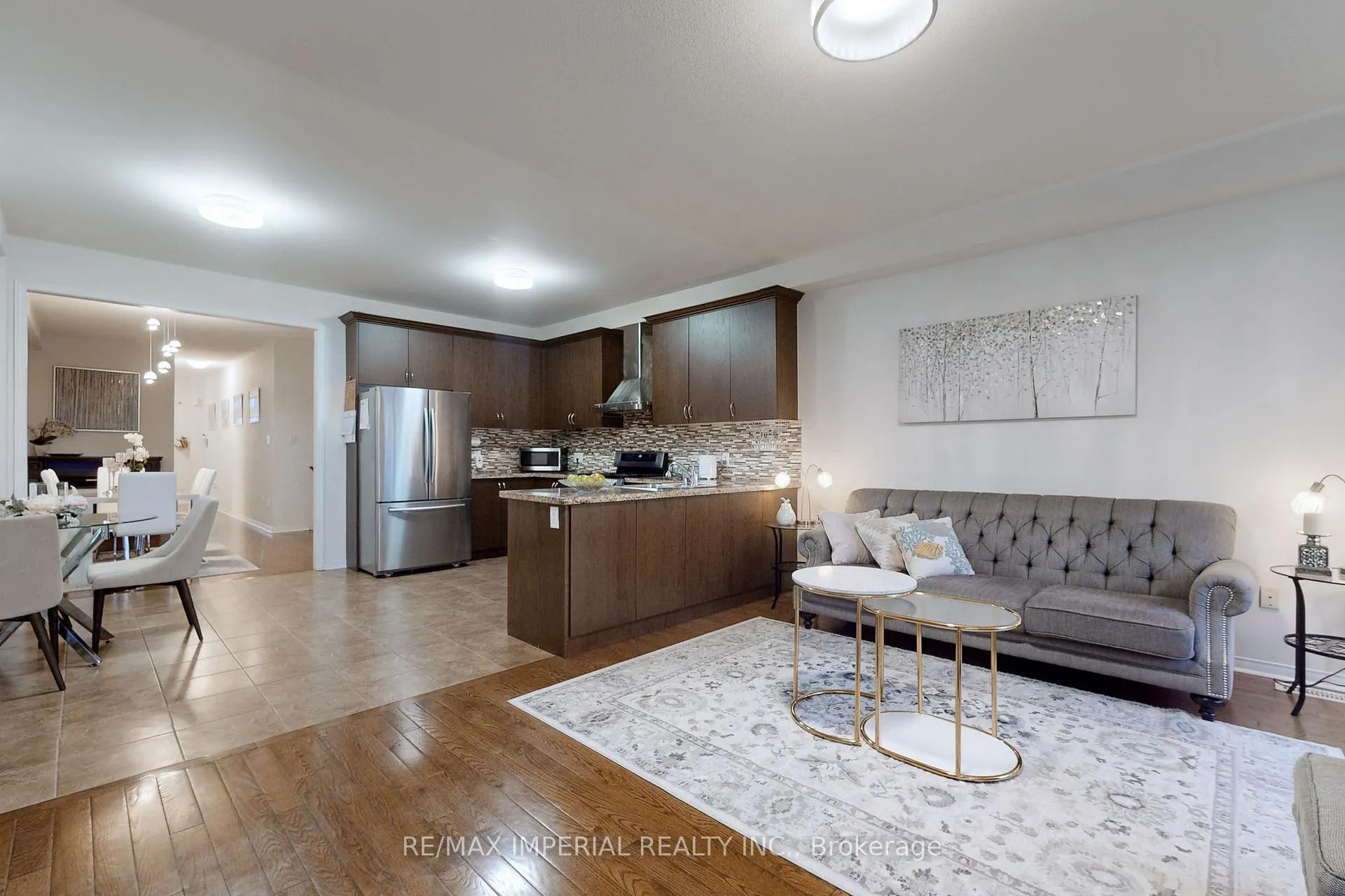 Photo 3 of 28 Spruce Pine Crescent, Vaughan, Patterson — HOMEH