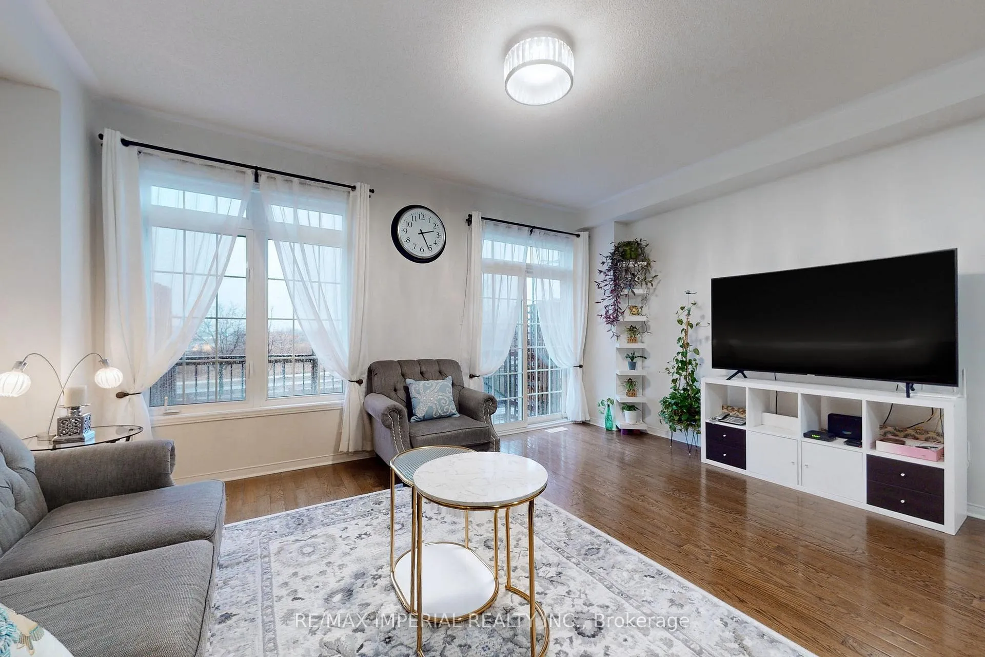 Photo 4 of 28 Spruce Pine Crescent, Vaughan, Patterson — HOMEH