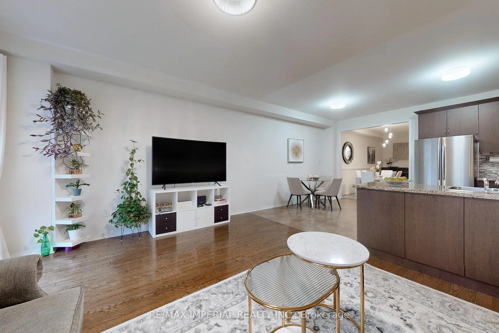 Photo 5 of 28 Spruce Pine Crescent, Vaughan, Patterson — HOMEH