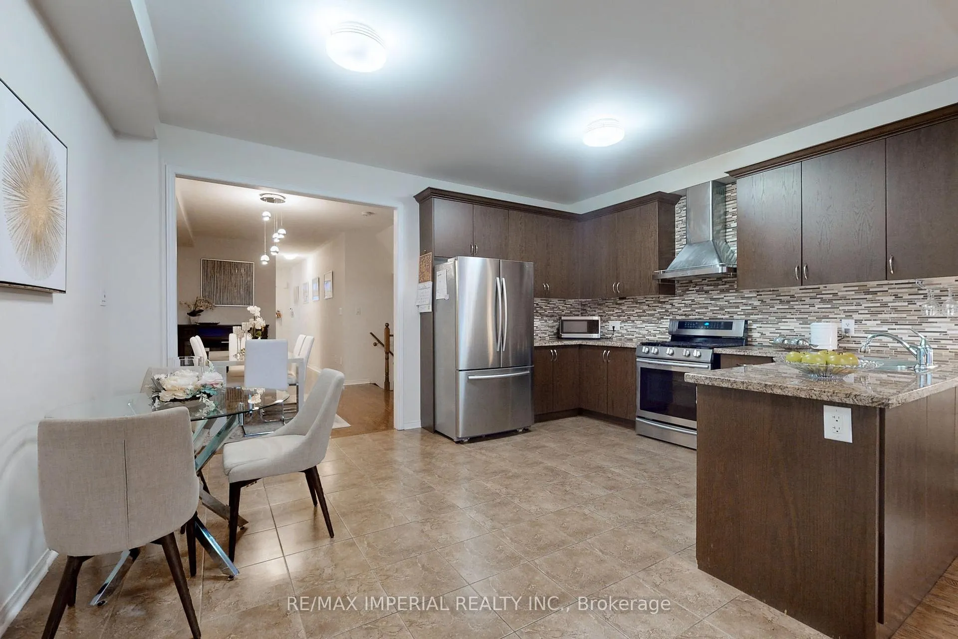 Photo 6 of 28 Spruce Pine Crescent, Vaughan, Patterson — HOMEH