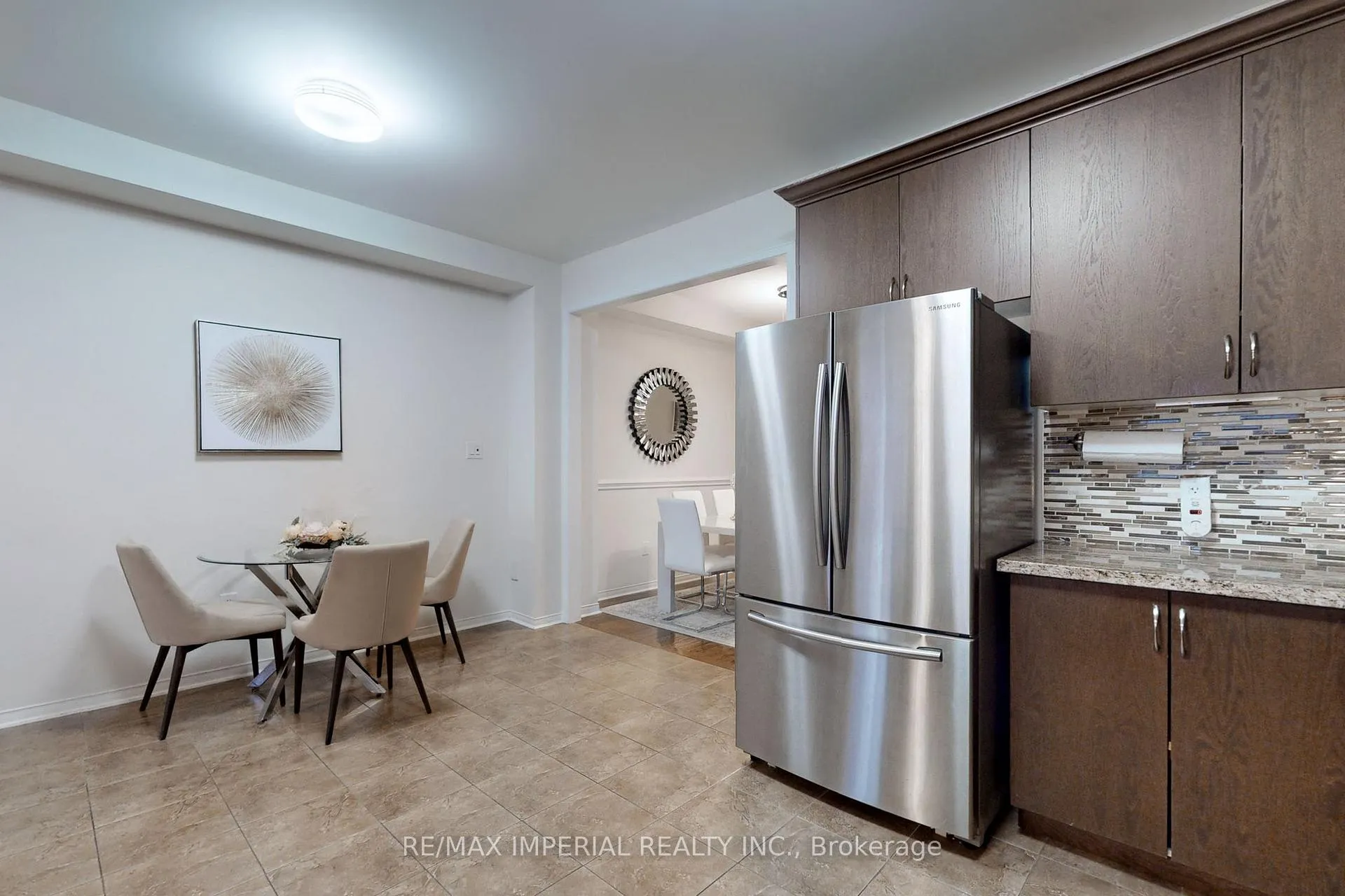 Photo 7 of 28 Spruce Pine Crescent, Vaughan, Patterson — HOMEH