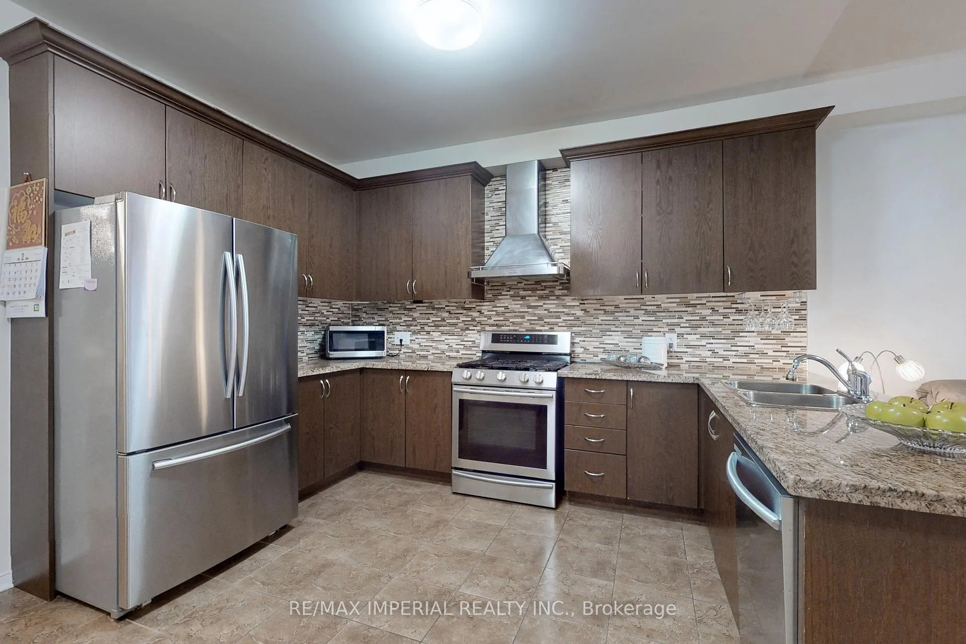 Photo 8 of 28 Spruce Pine Crescent, Vaughan, Patterson — HOMEH