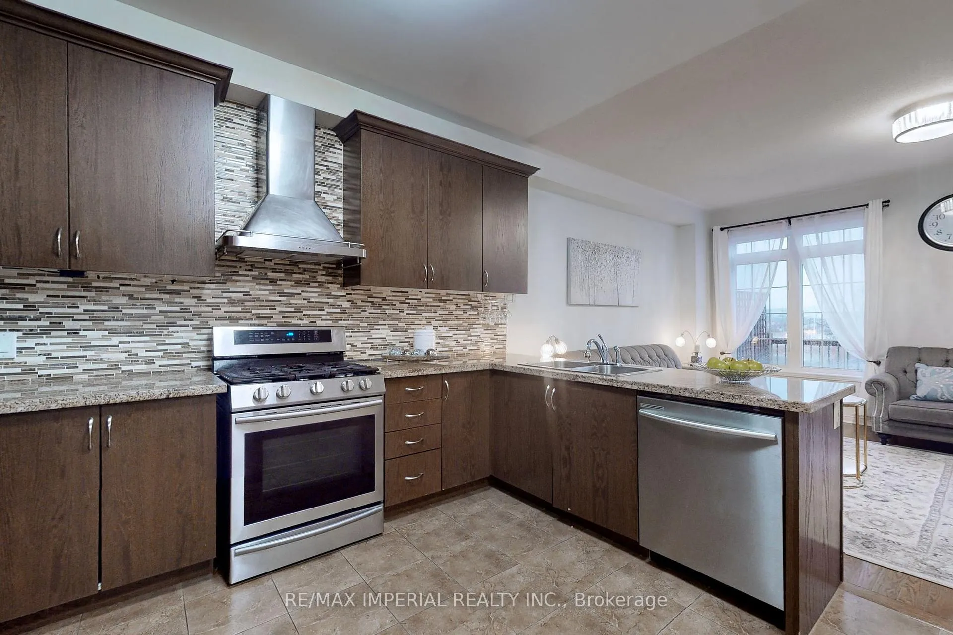 Photo 9 of 28 Spruce Pine Crescent, Vaughan, Patterson — HOMEH