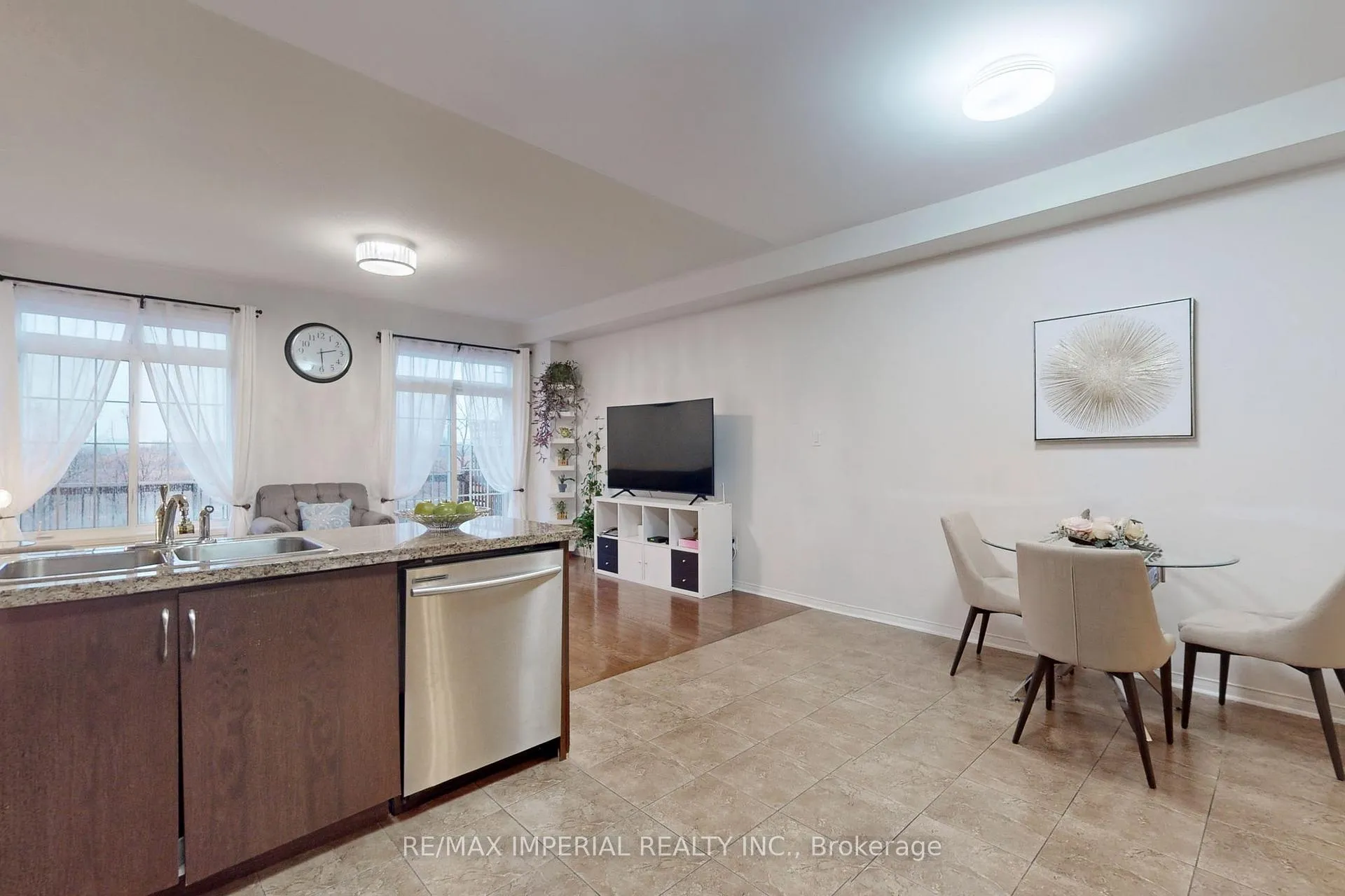 Photo 10 of 28 Spruce Pine Crescent, Vaughan, Patterson — HOMEH