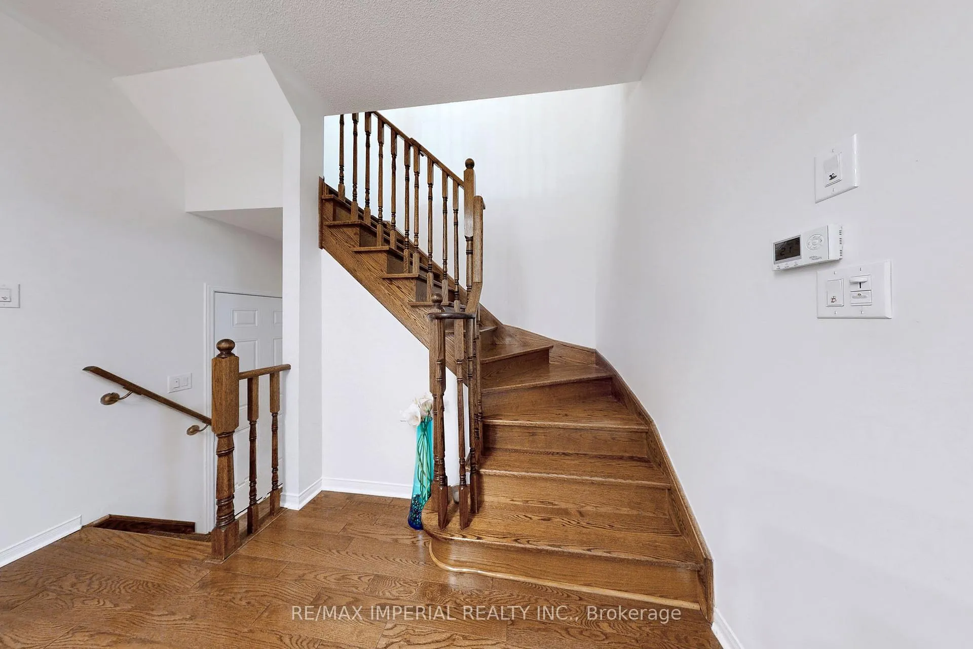 Photo 19 of 28 Spruce Pine Crescent, Vaughan, Patterson — HOMEH