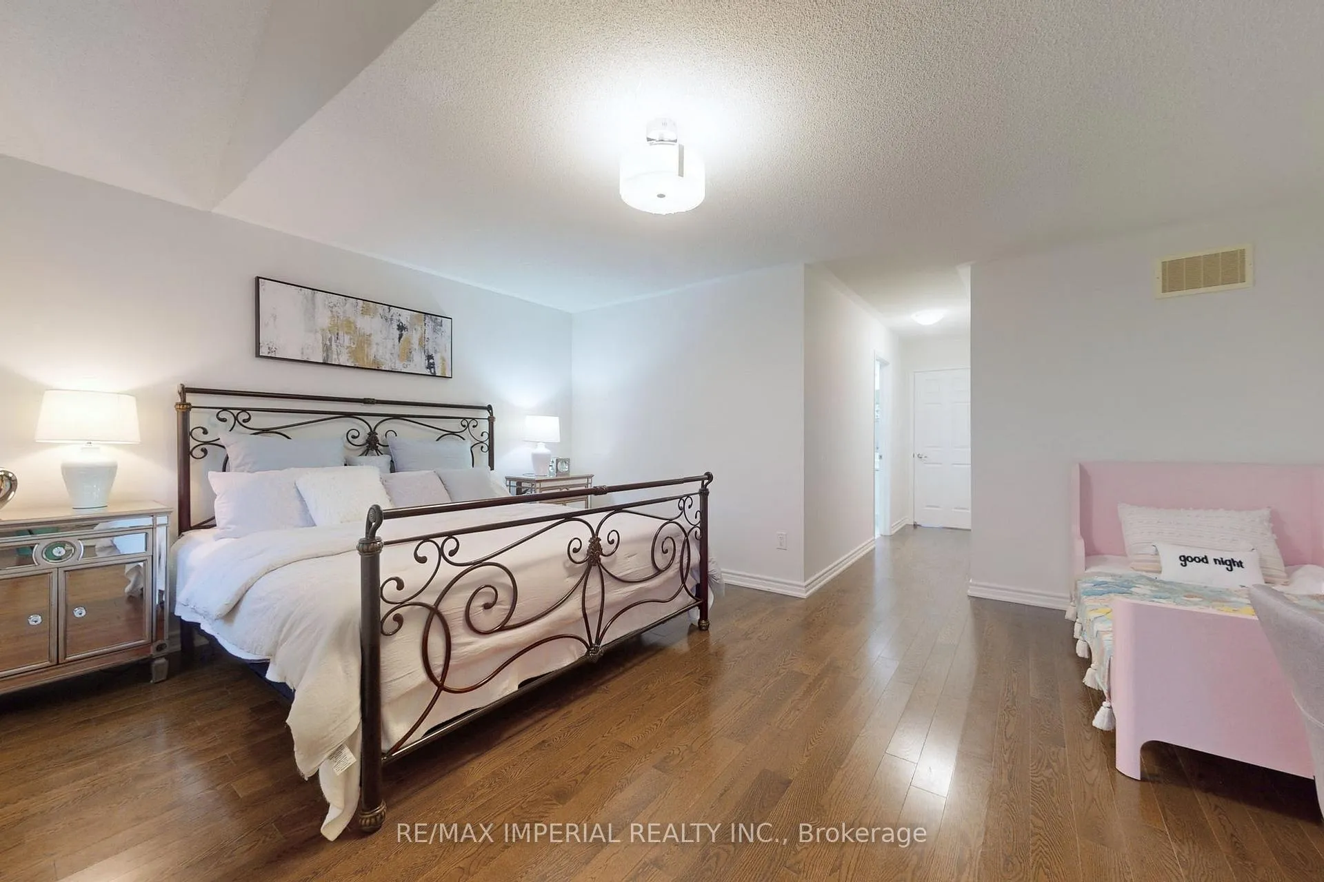 Photo 22 of 28 Spruce Pine Crescent, Vaughan, Patterson — HOMEH
