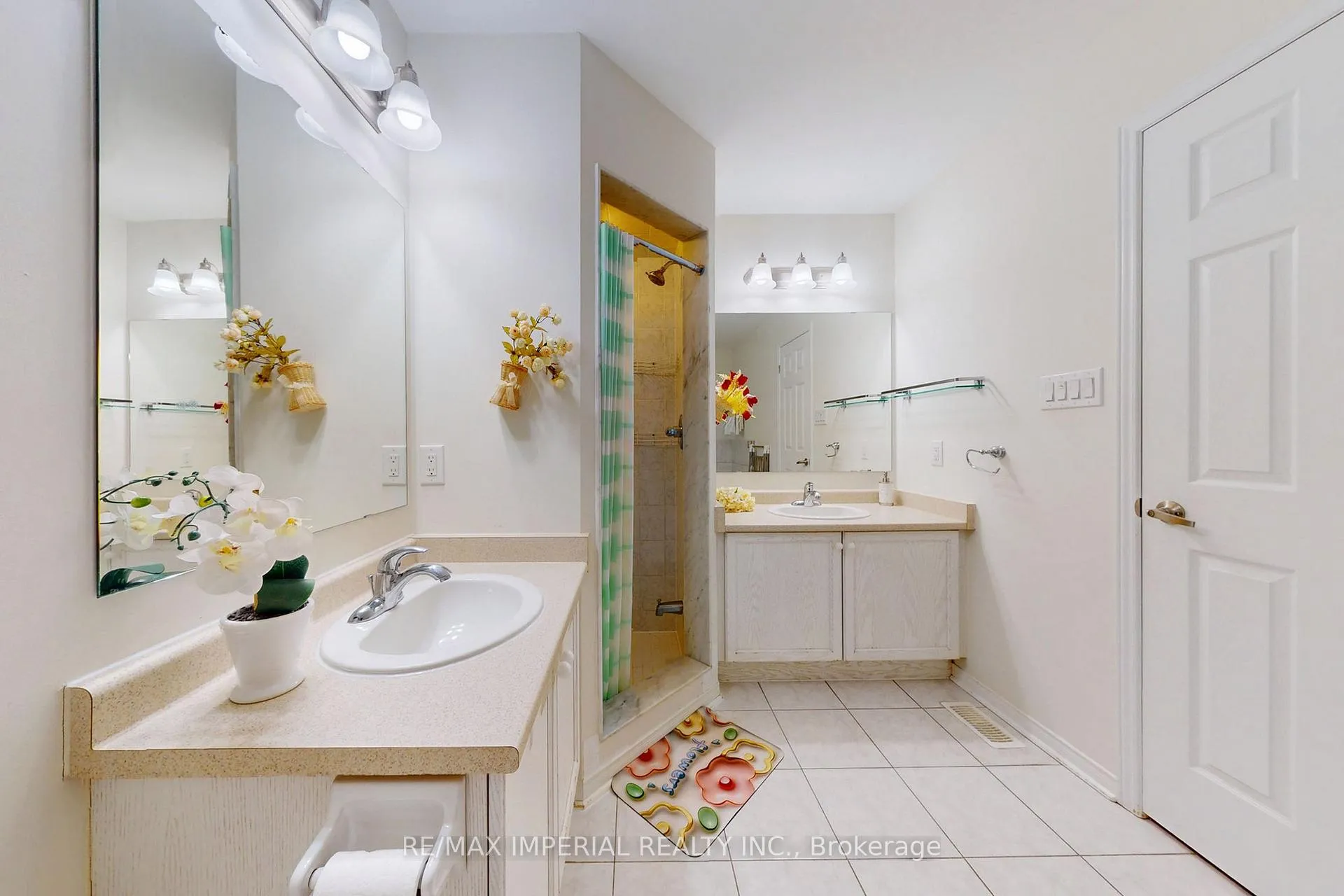 Photo 26 of 28 Spruce Pine Crescent, Vaughan, Patterson — HOMEH