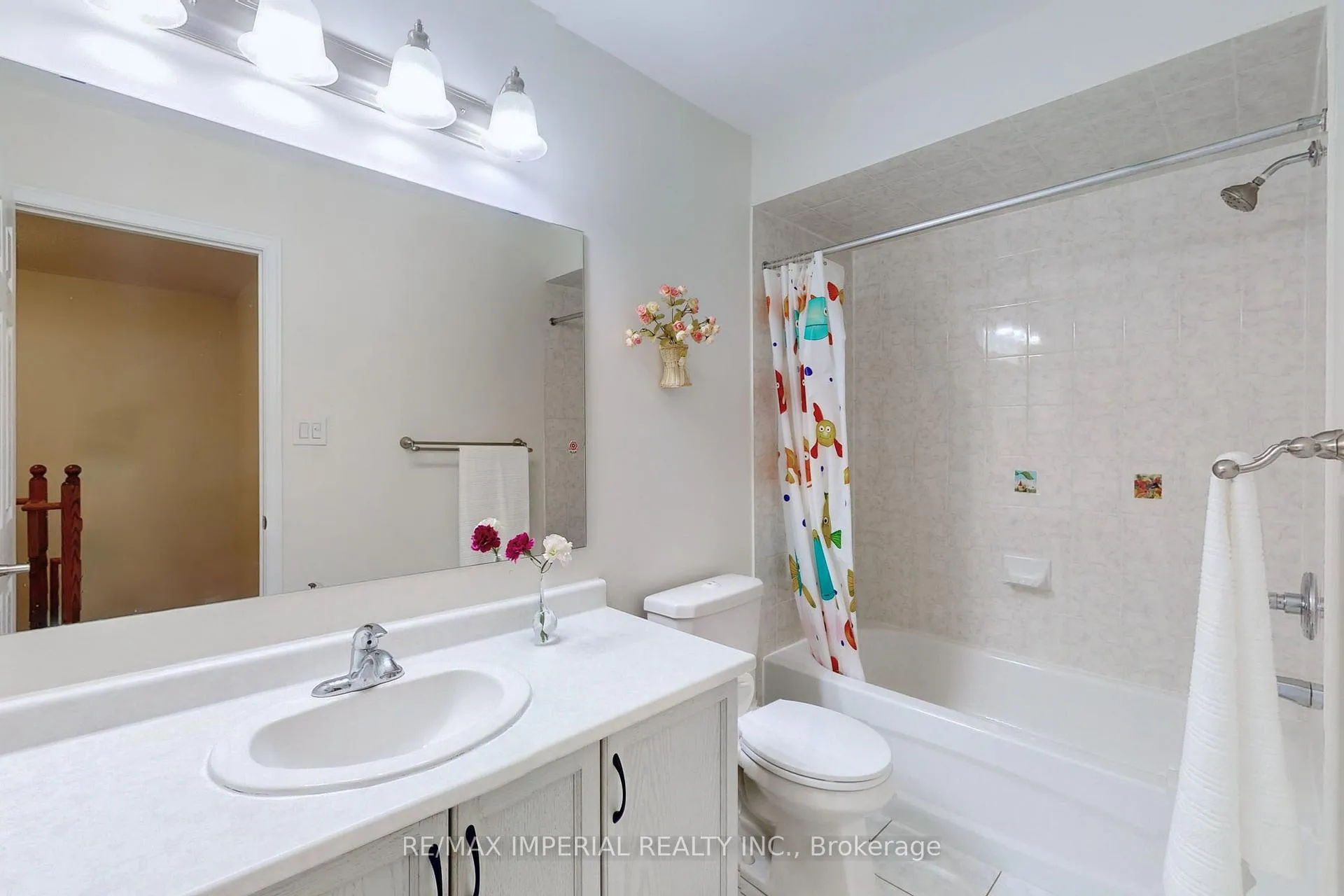 Photo 32 of 28 Spruce Pine Crescent, Vaughan, Patterson — HOMEH
