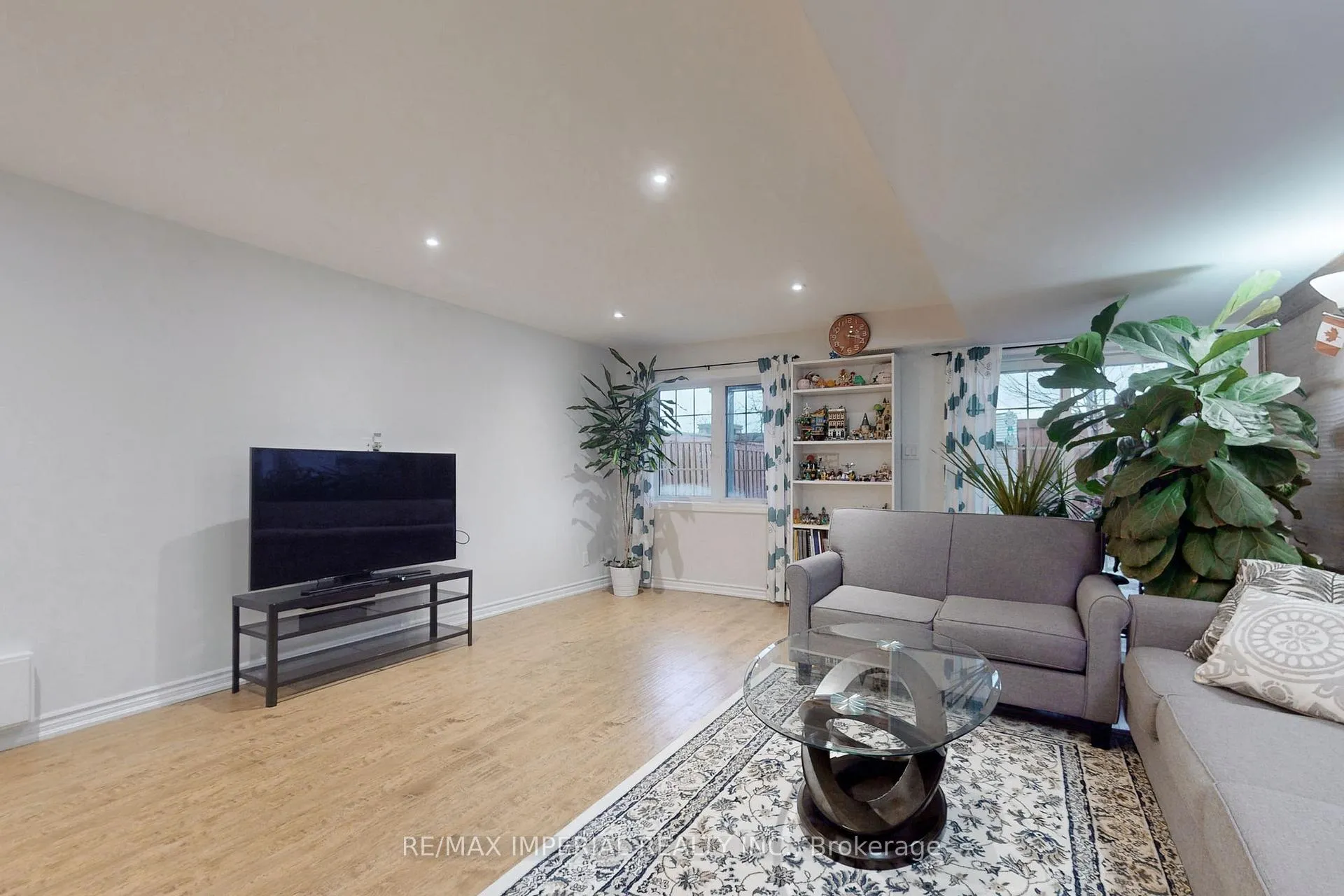 Photo 34 of 28 Spruce Pine Crescent, Vaughan, Patterson — HOMEH