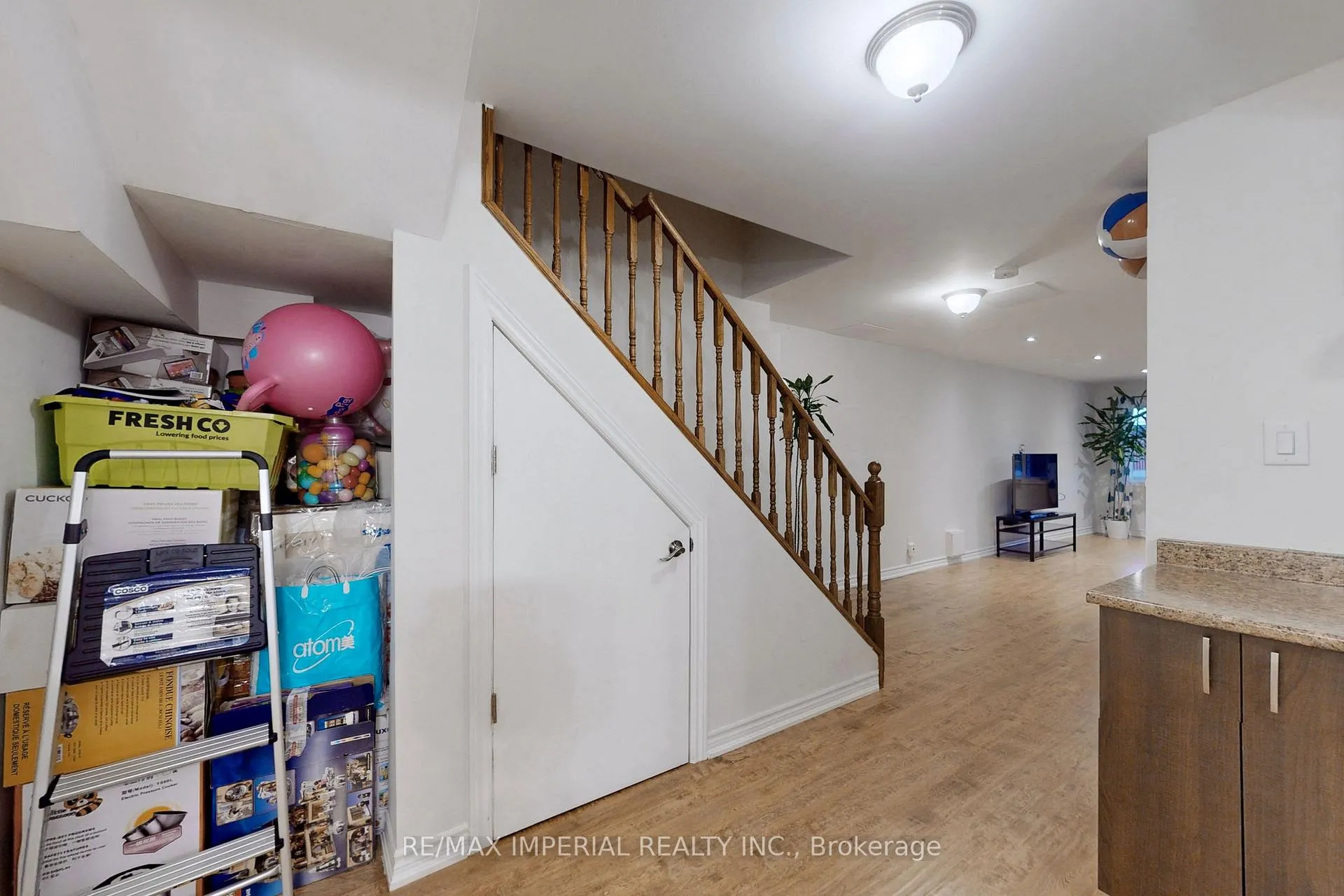 Photo 37 of 28 Spruce Pine Crescent, Vaughan, Patterson — HOMEH