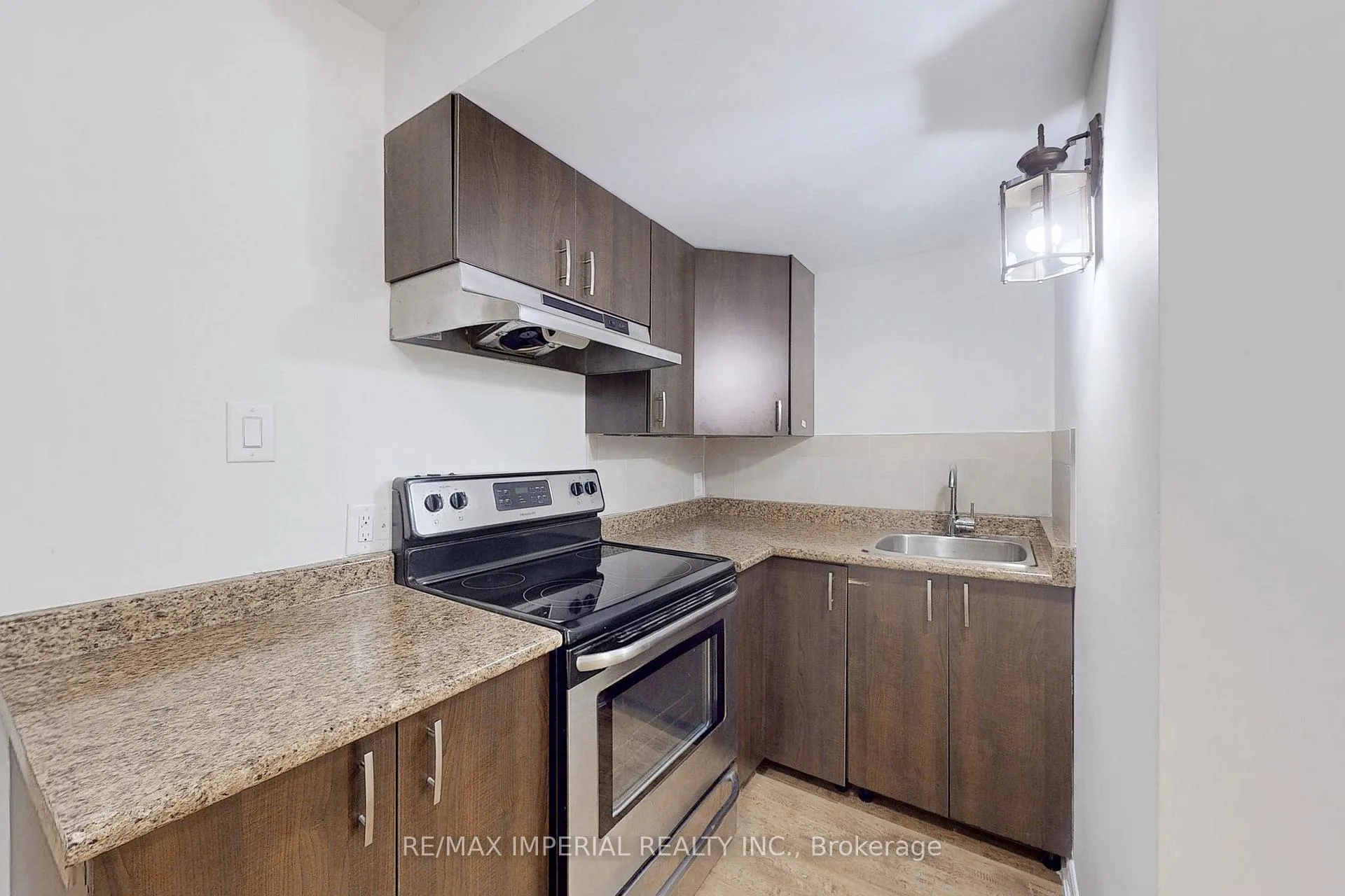 Photo 38 of 28 Spruce Pine Crescent, Vaughan, Patterson — HOMEH