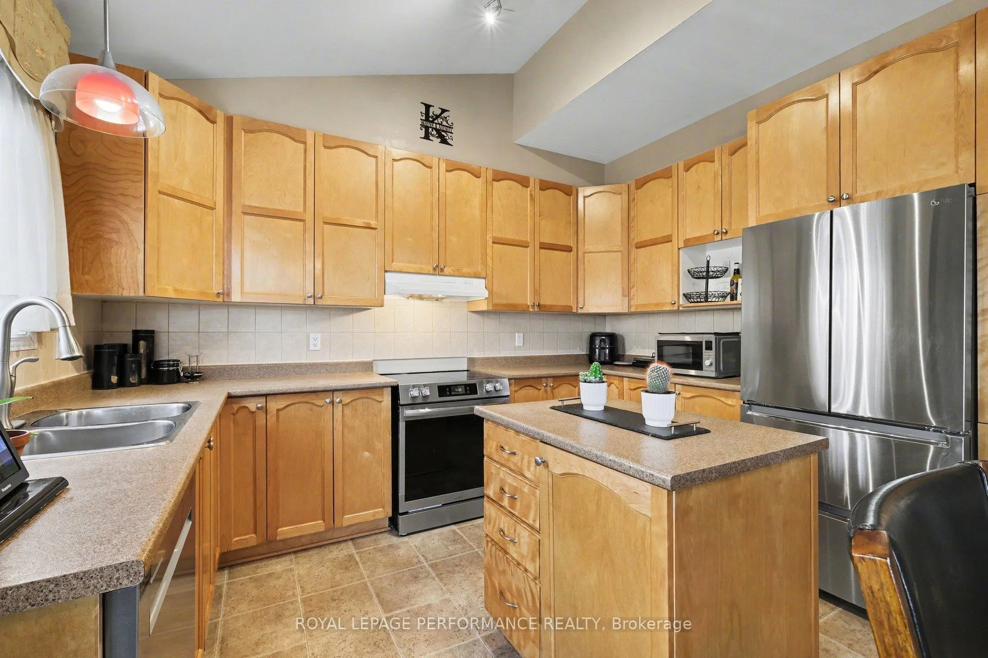 Photo 4 of 2202 Clendenan Crescent, Ottawa, Springridge/East Village — HOMEH