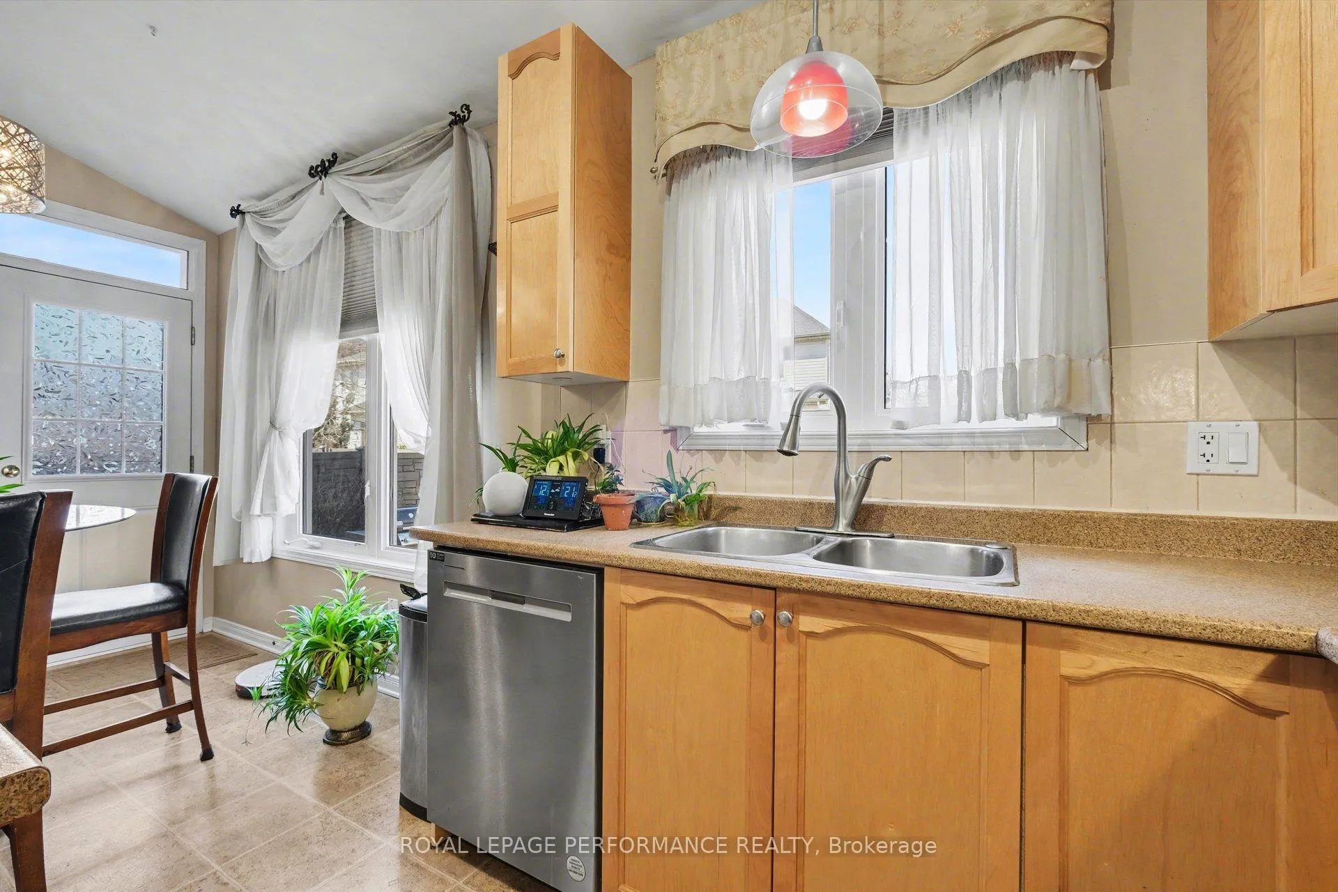 Photo 11 of 2202 Clendenan Crescent, Ottawa, Springridge/East Village — HOMEH