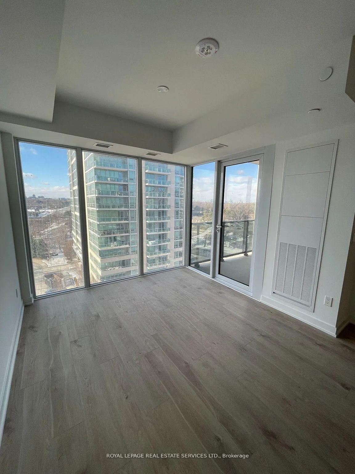 Photo 6 of Unit 801, 1035 Southdown Road, Mississauga, Clarkson — HOMEH