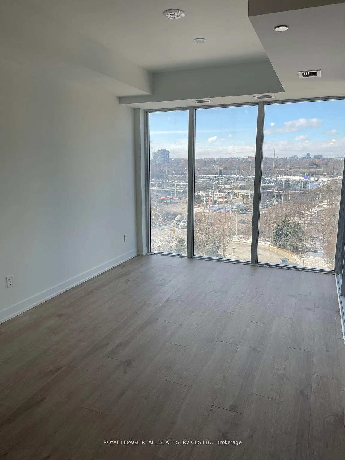 Photo 7 of Unit 801, 1035 Southdown Road, Mississauga, Clarkson — HOMEH