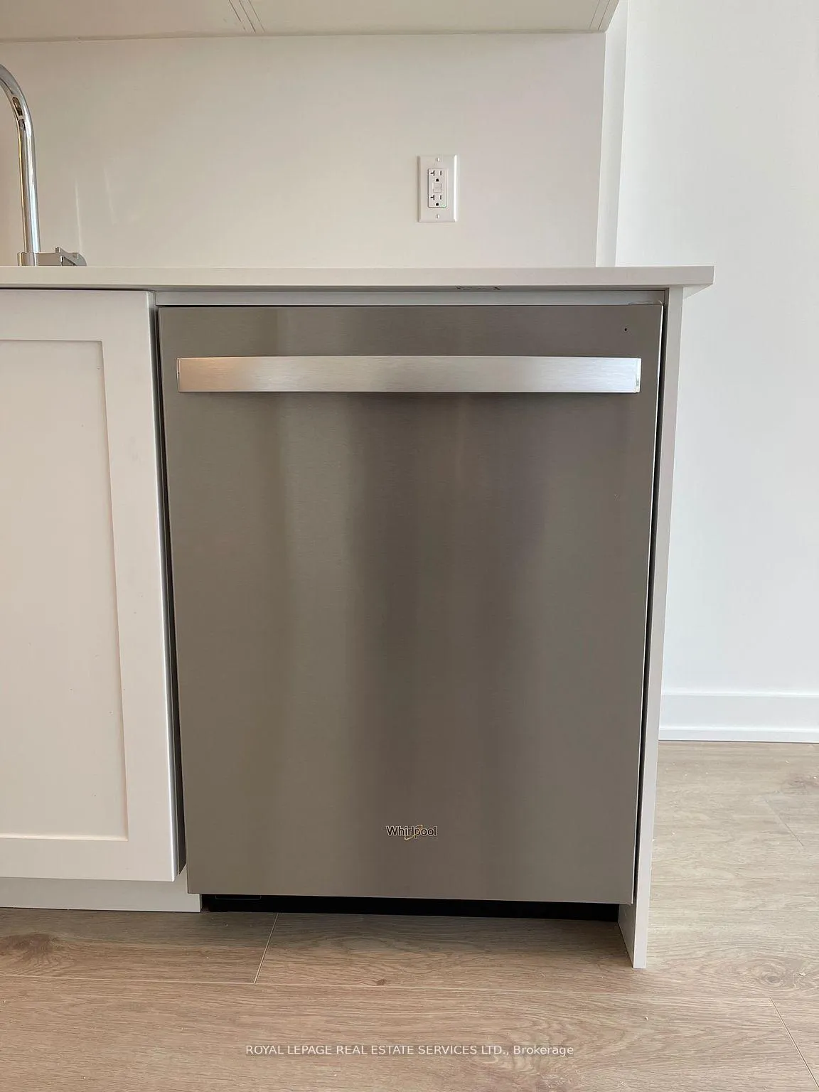 Photo 10 of Unit 801, 1035 Southdown Road, Mississauga, Clarkson — HOMEH