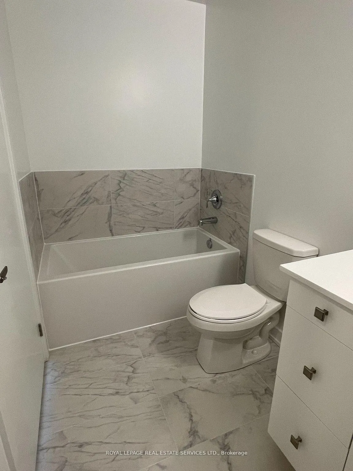 Photo 21 of Unit 801, 1035 Southdown Road, Mississauga, Clarkson — HOMEH
