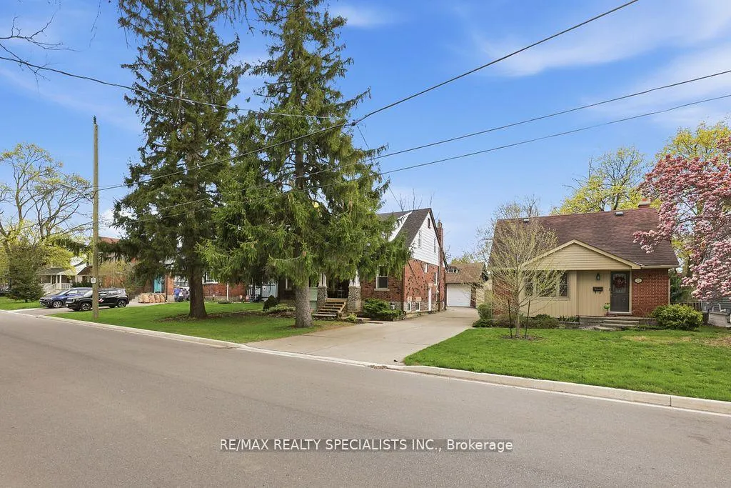 Photo 6 of 123 Mill Street S, Brampton, Downtown Brampton — HOMEH