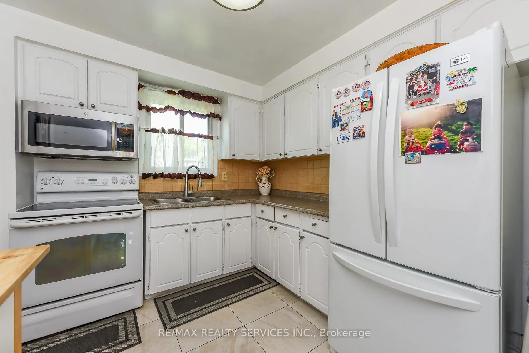 Photo 18 of 2569 Lundene Road, Mississauga, Clarkson — HOMEH