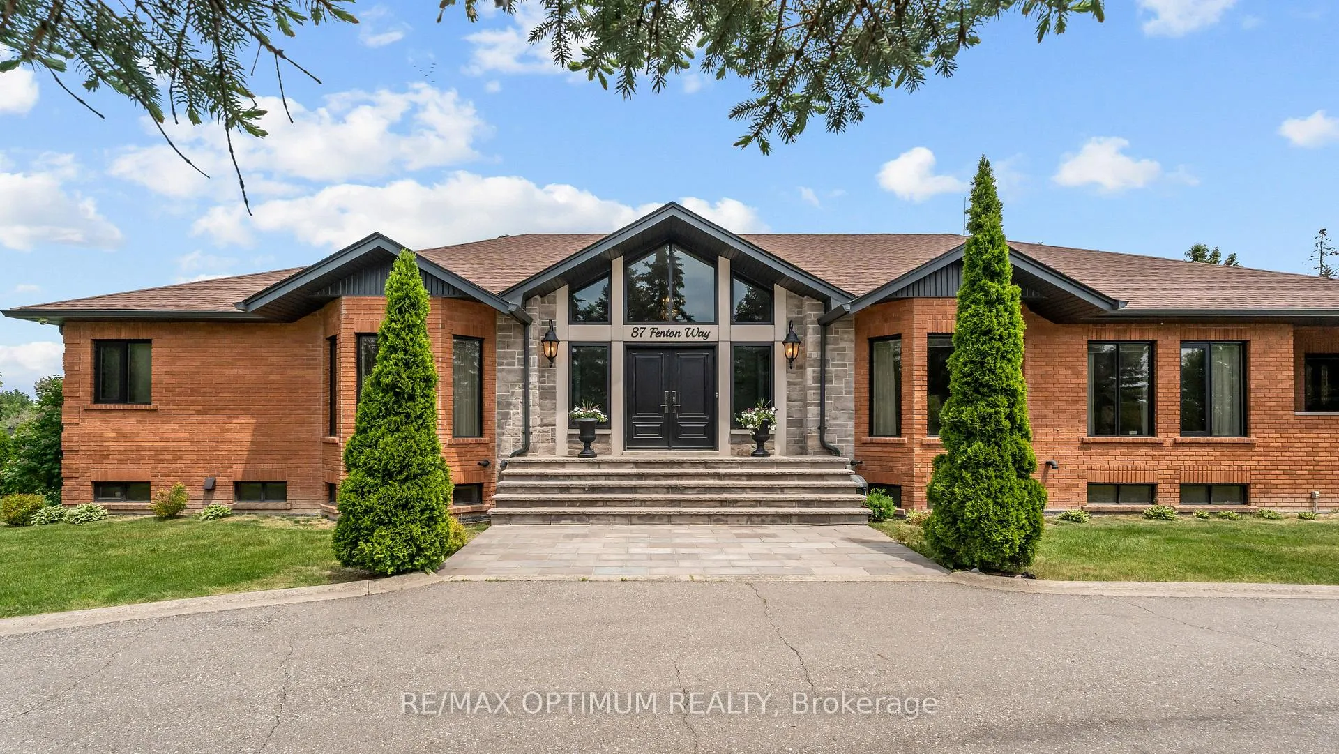 Photo 3 of 37 Fenton Way, Brampton, Toronto Gore Rural Estate — HOMEH