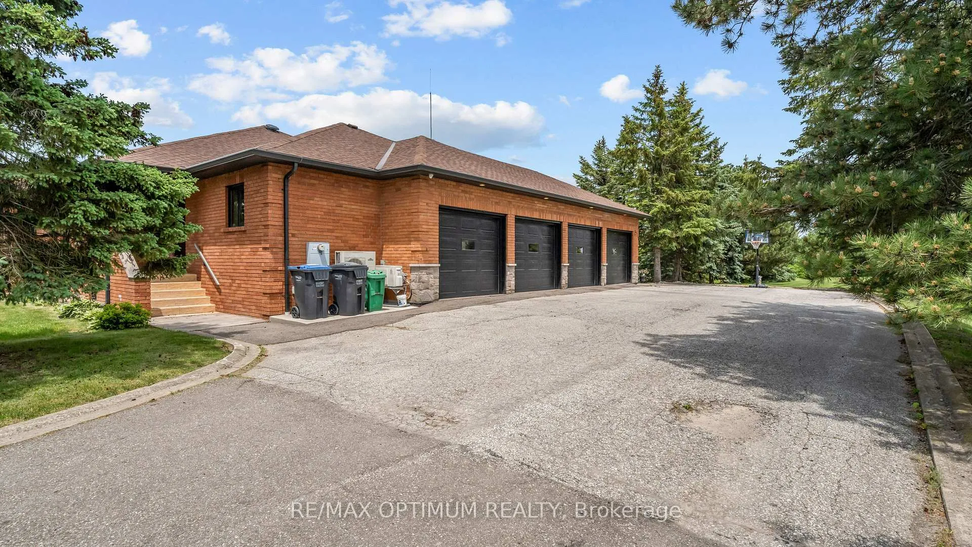 Photo 4 of 37 Fenton Way, Brampton, Toronto Gore Rural Estate — HOMEH