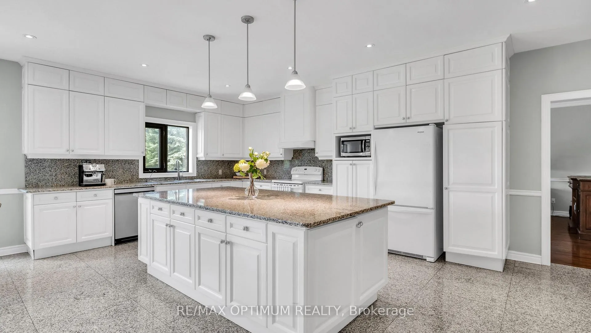 Photo 11 of 37 Fenton Way, Brampton, Toronto Gore Rural Estate — HOMEH