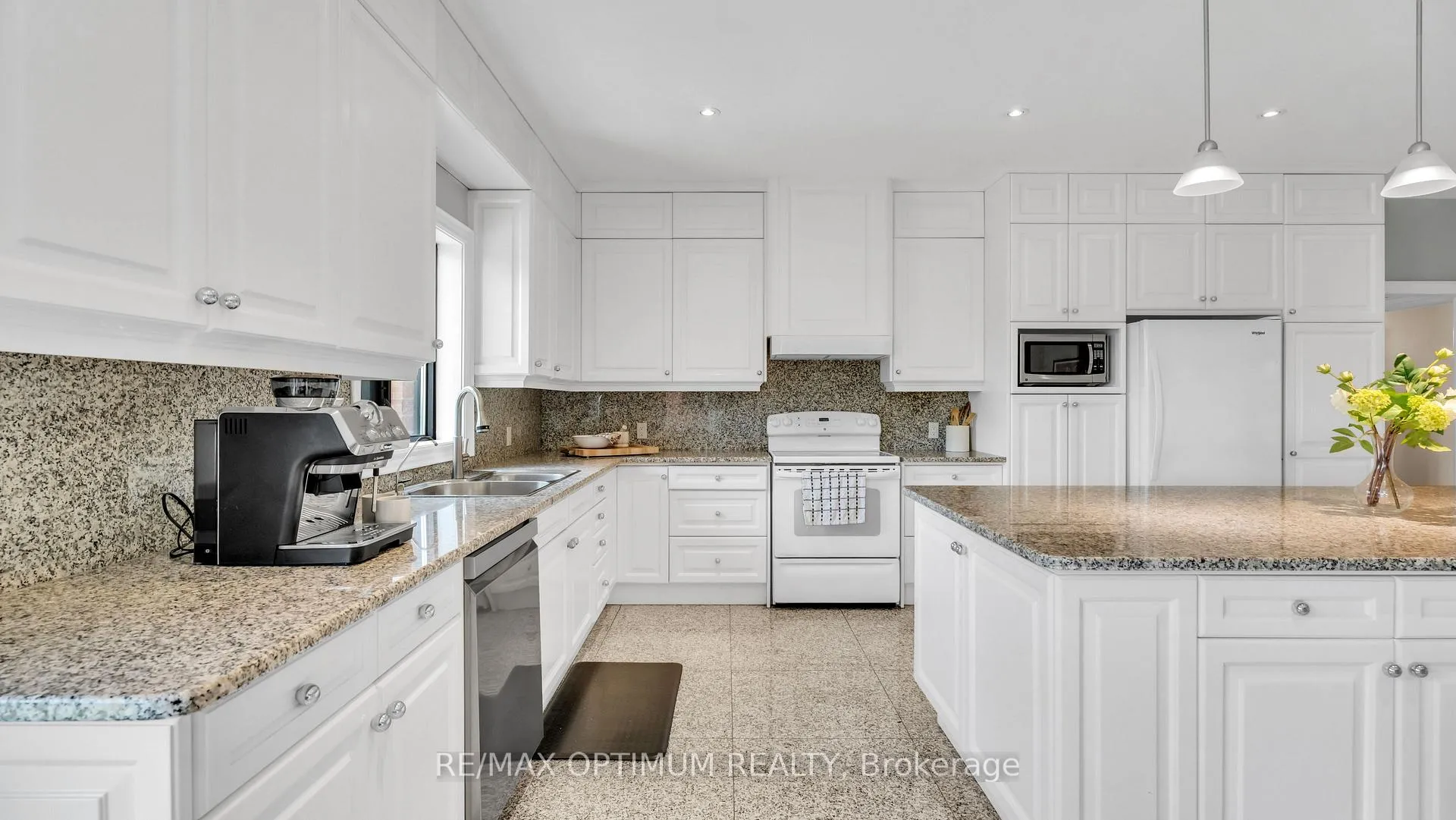 Photo 12 of 37 Fenton Way, Brampton, Toronto Gore Rural Estate — HOMEH