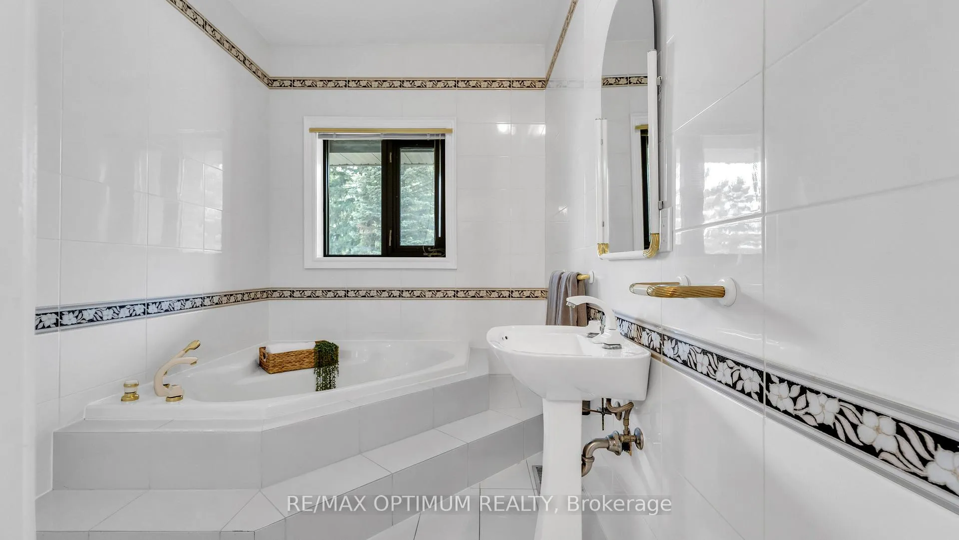 Photo 17 of 37 Fenton Way, Brampton, Toronto Gore Rural Estate — HOMEH