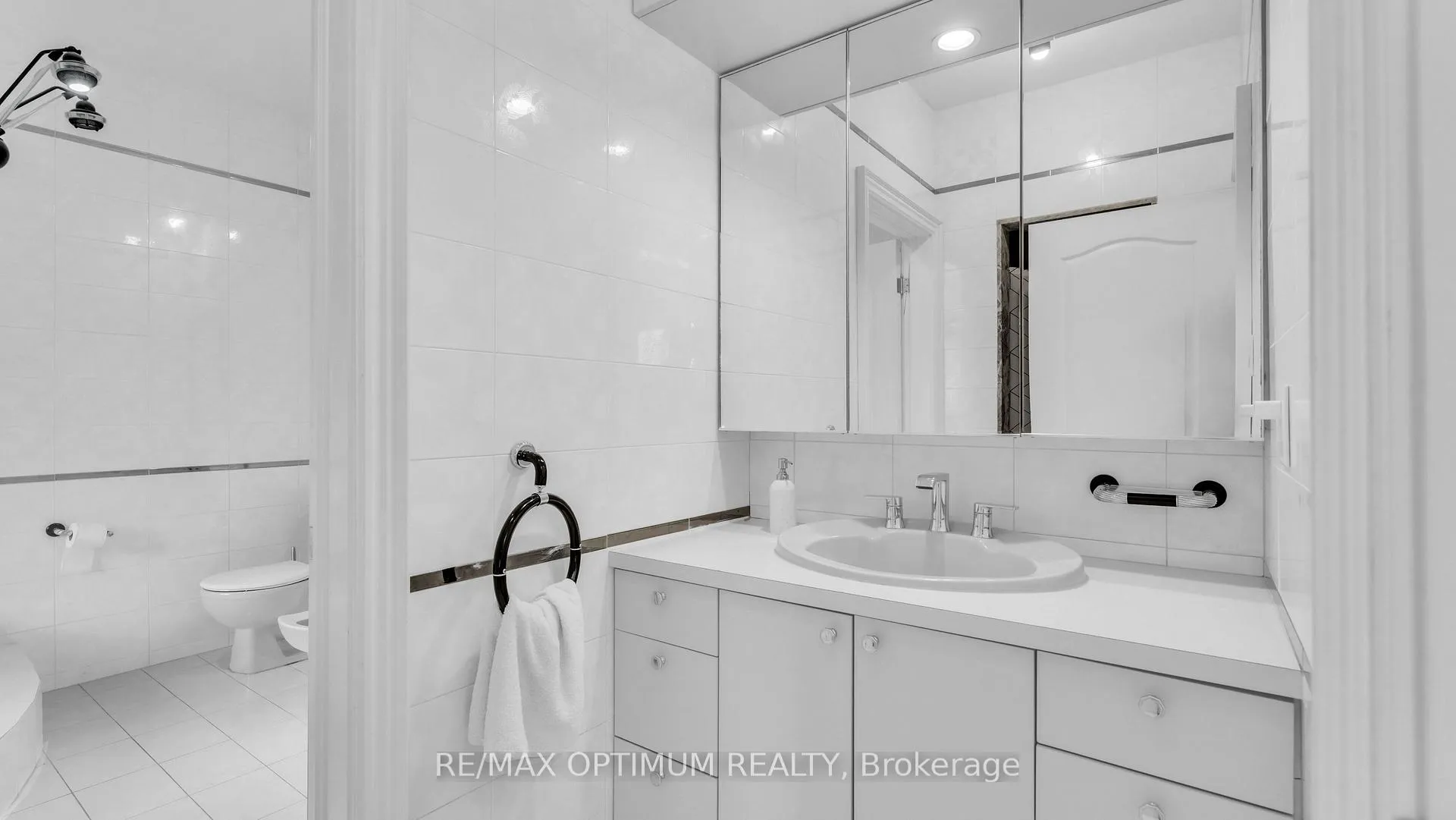 Photo 23 of 37 Fenton Way, Brampton, Toronto Gore Rural Estate — HOMEH
