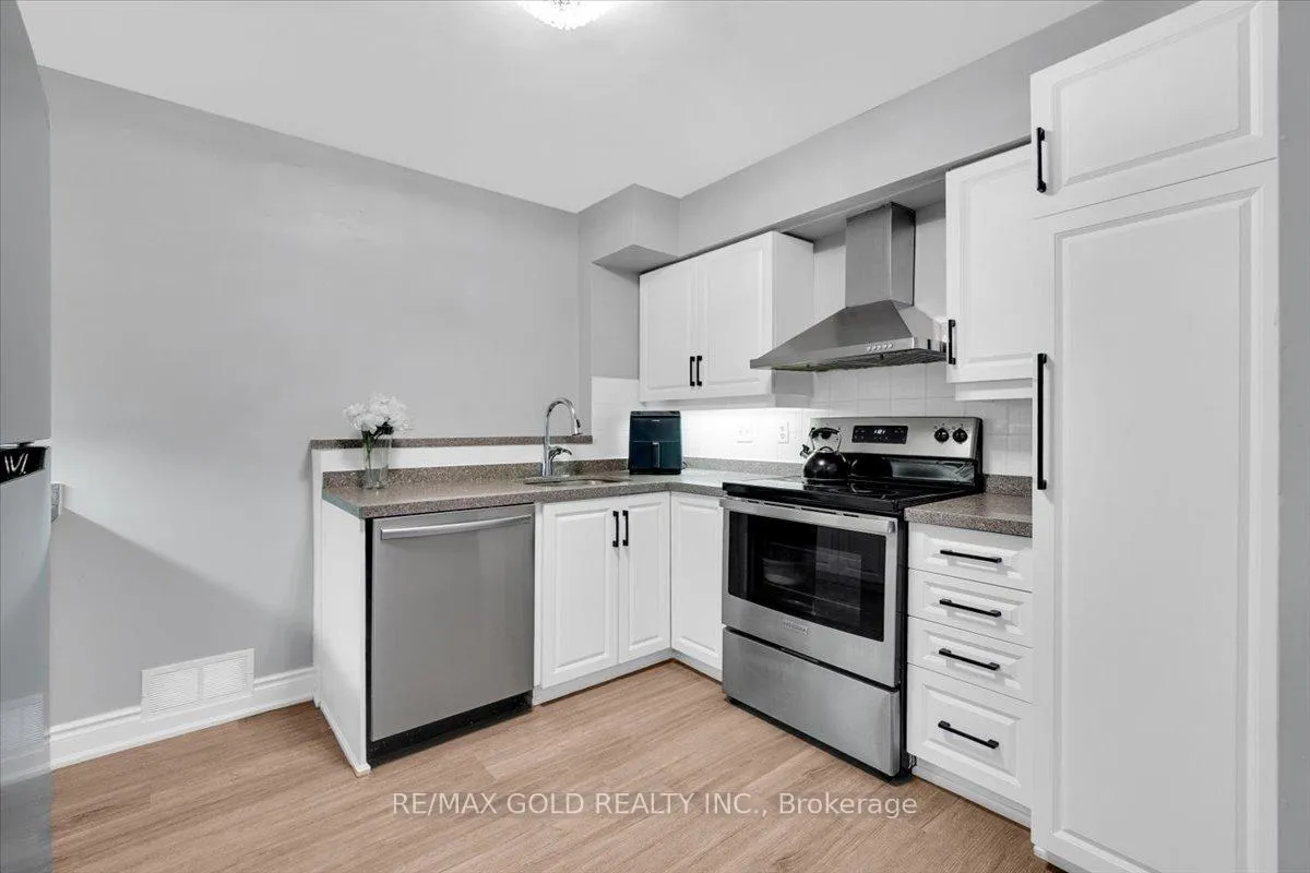 Photo 4 of Unit 805, 55 Elm Drive W, Mississauga, City Centre — HOMEH