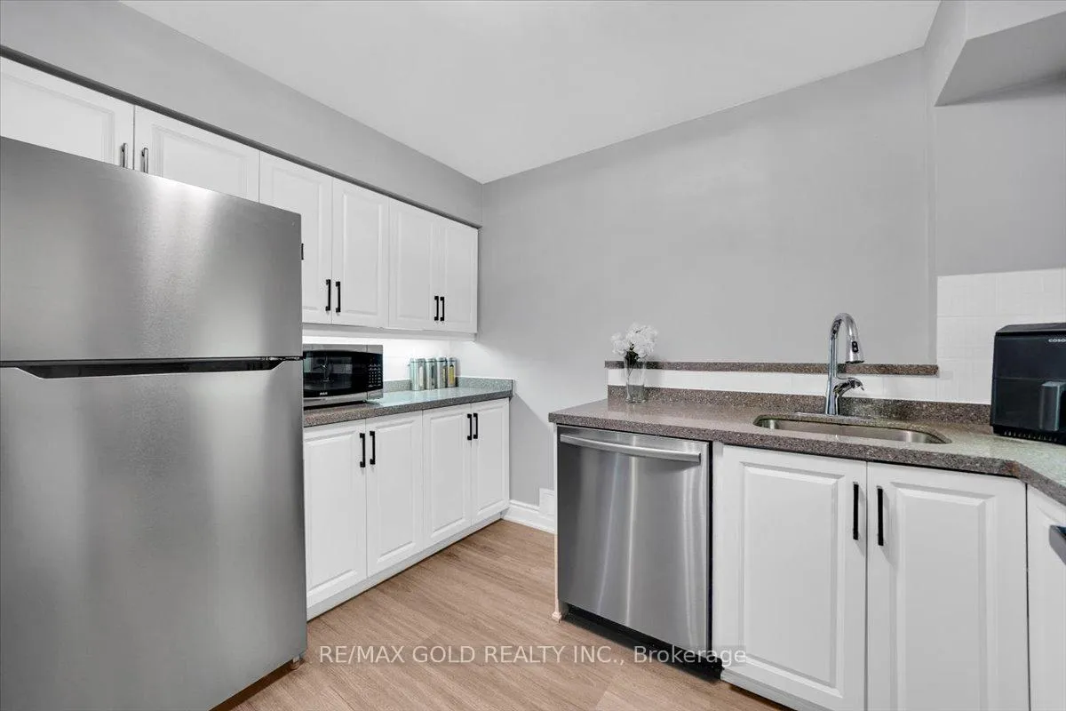 Photo 5 of Unit 805, 55 Elm Drive W, Mississauga, City Centre — HOMEH
