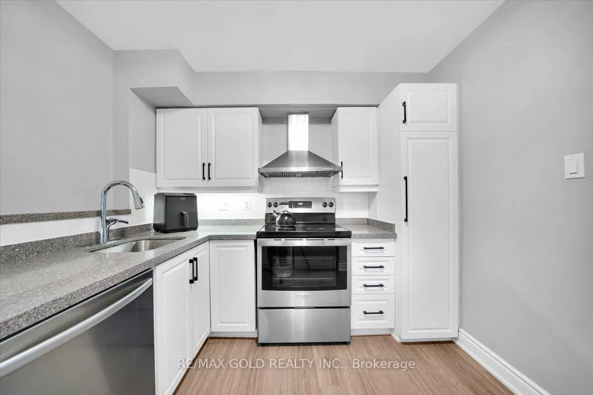 Photo 6 of Unit 805, 55 Elm Drive W, Mississauga, City Centre — HOMEH