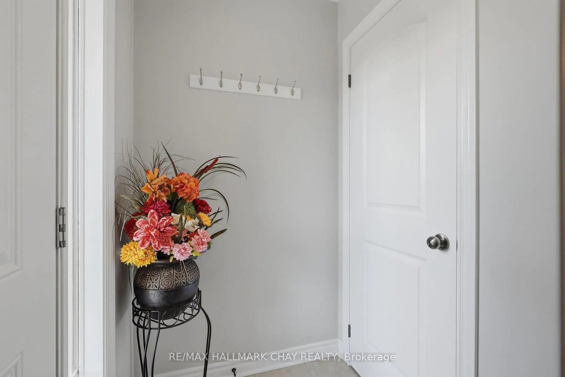 Photo 4 of 215 Banting Crescent, Essa, Angus — HOMEH
