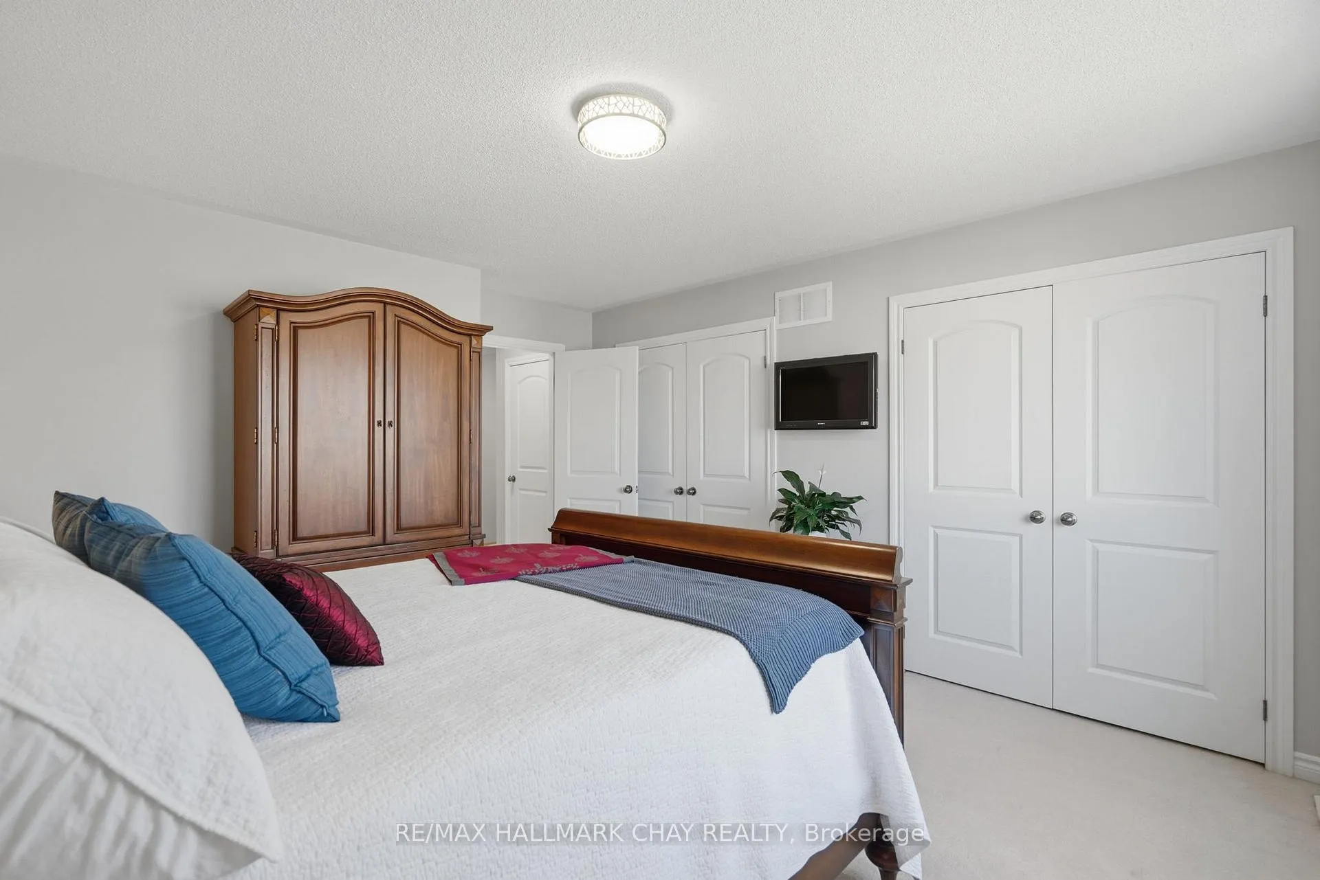 Photo 18 of 215 Banting Crescent, Essa, Angus — HOMEH
