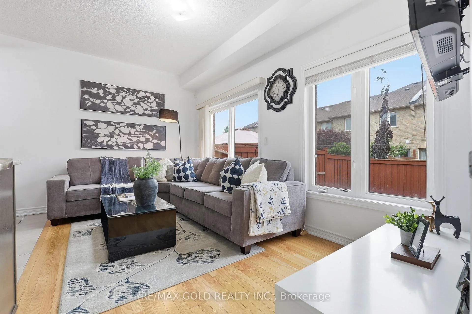 Photo 7 of 43 Hatton Court, Brampton, Credit Valley — HOMEH