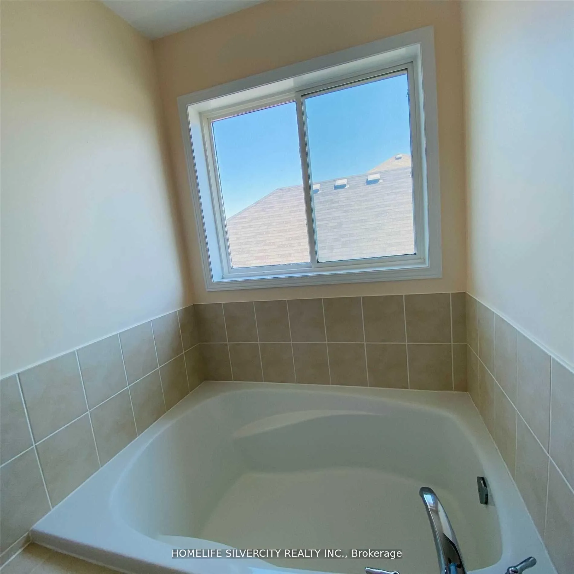Photo 11 of 3090 Stone Ridge Boulevard, Orillia — HOMEH