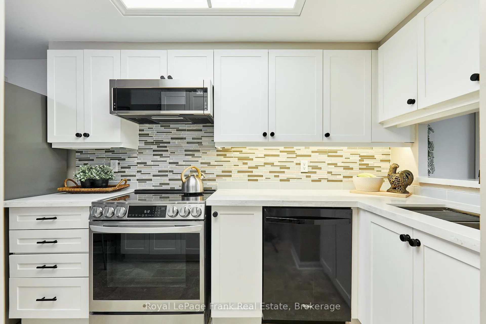 Photo 5 of Unit 307, 712 Rossland Road E, Whitby, Pringle Creek — HOMEH
