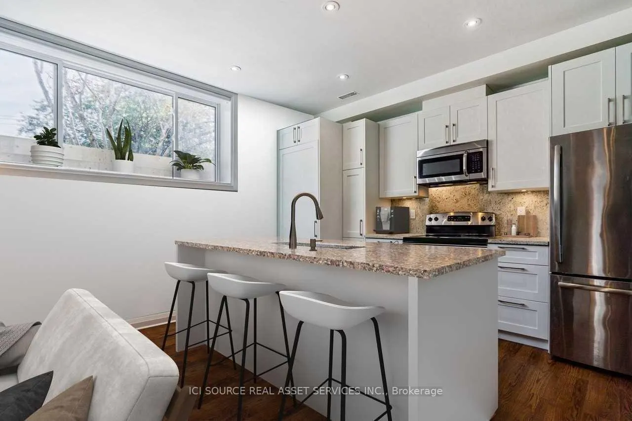 Photo 4 of 19 Ivy Lea Crescent, Etobicoke, Stonegate-Queensway — HOMEH