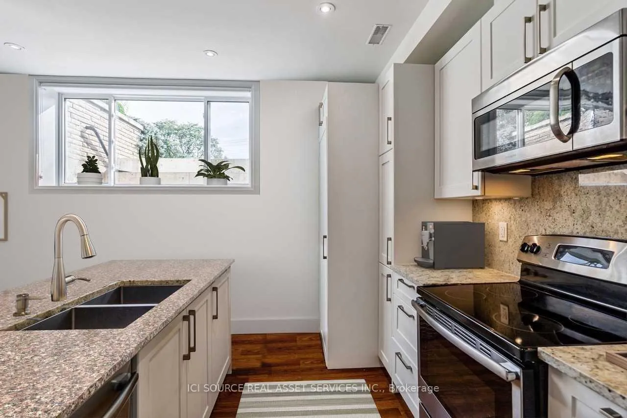 Photo 5 of 19 Ivy Lea Crescent, Etobicoke, Stonegate-Queensway — HOMEH