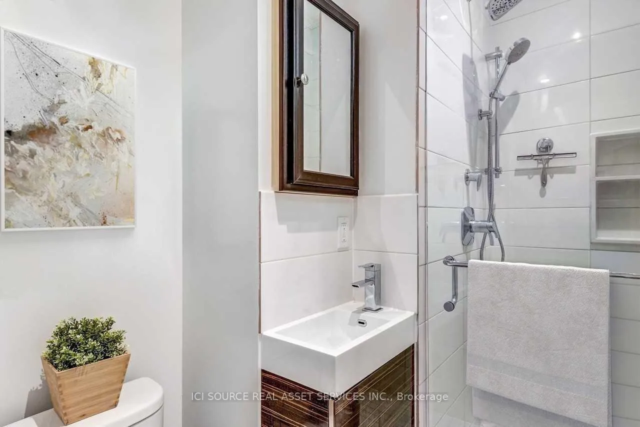 Photo 10 of 19 Ivy Lea Crescent, Etobicoke, Stonegate-Queensway — HOMEH