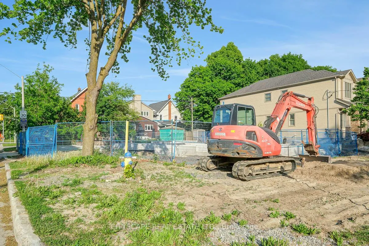 Photo 2 of 551 Edison Avenue, Ottawa, McKellar/Highland — HOMEH