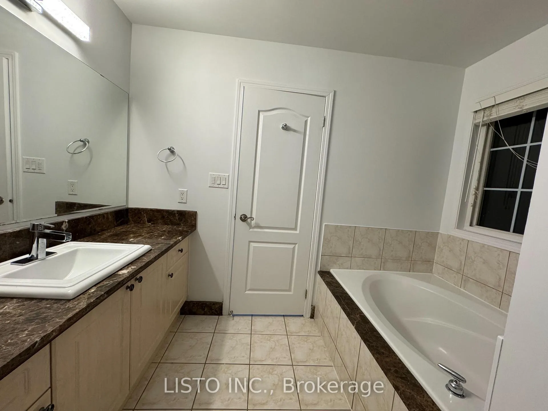 Photo 10 of 128 Sweetwood Circle, Brampton, Fletcher's Meadow — HOMEH
