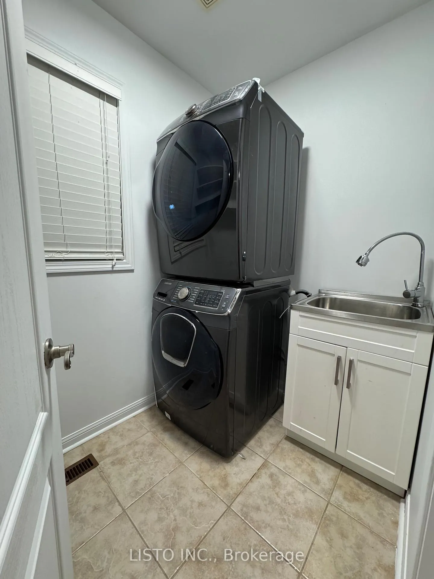 Photo 16 of 128 Sweetwood Circle, Brampton, Fletcher's Meadow — HOMEH