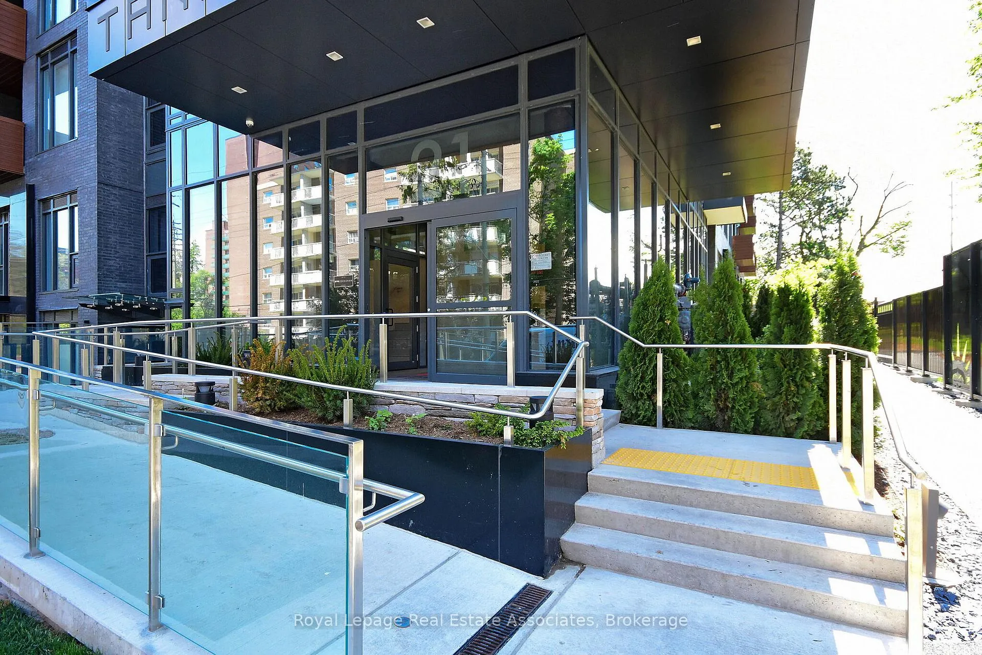 Photo 4 of Unit 706, 21 Park Street E, Mississauga, Port Credit — HOMEH