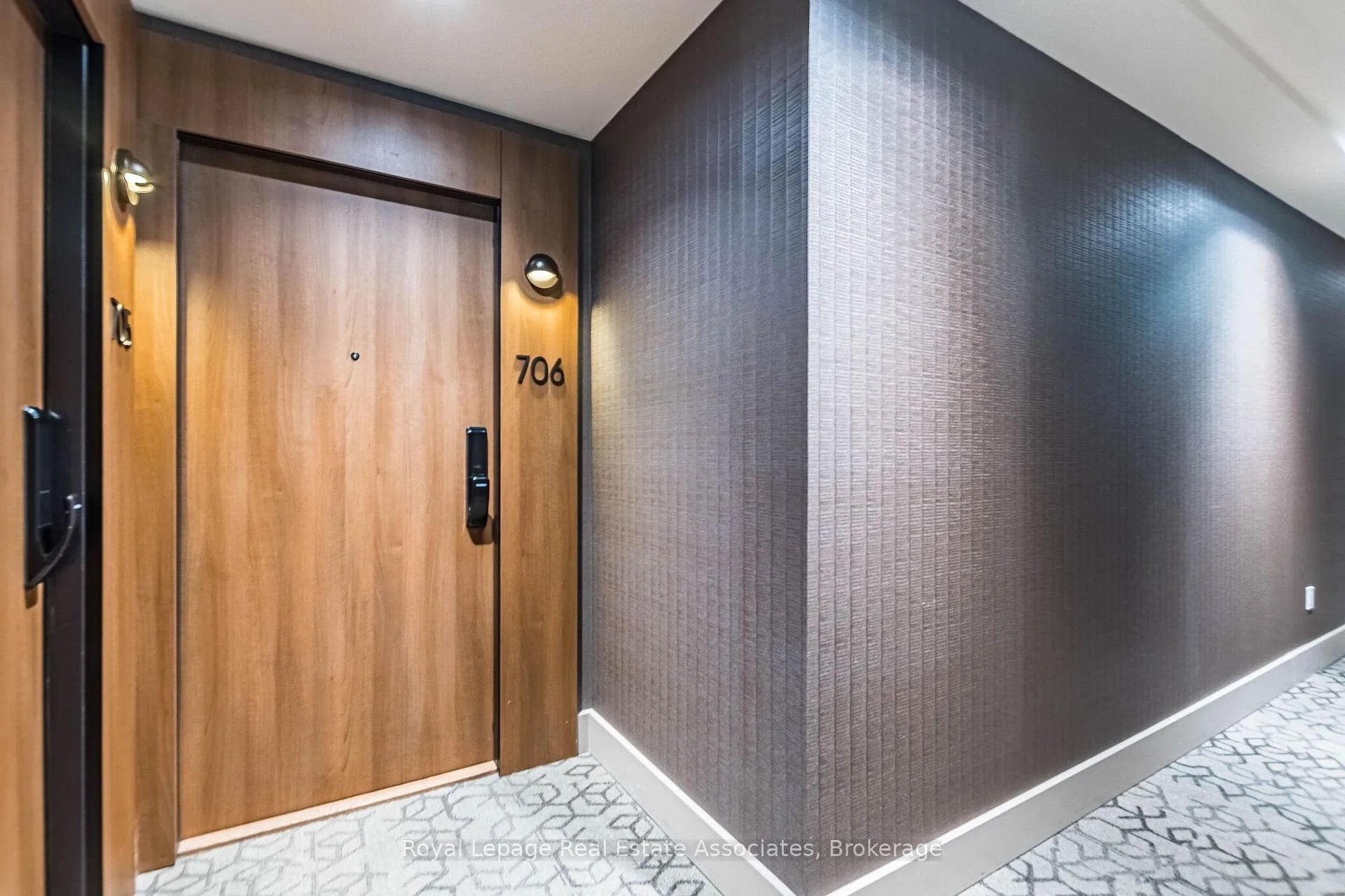 Photo 7 of Unit 706, 21 Park Street E, Mississauga, Port Credit — HOMEH