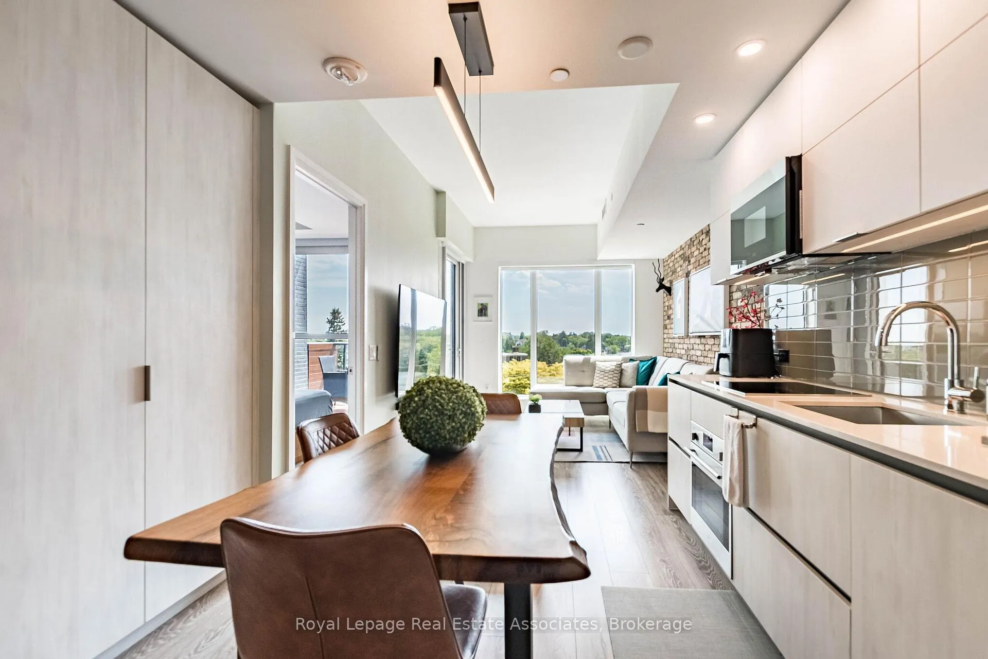 Photo 10 of Unit 706, 21 Park Street E, Mississauga, Port Credit — HOMEH